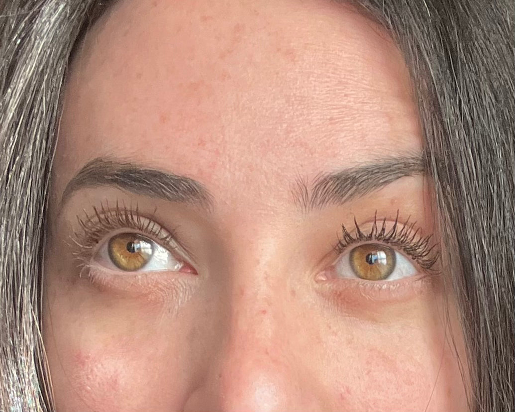 Comparaison du mascara Noir Intense et du mascara Marron Mocha Wia sur des cils naturels : rendu, contraste et effet du regard pour choisir la meilleure teinte de mascara en été.