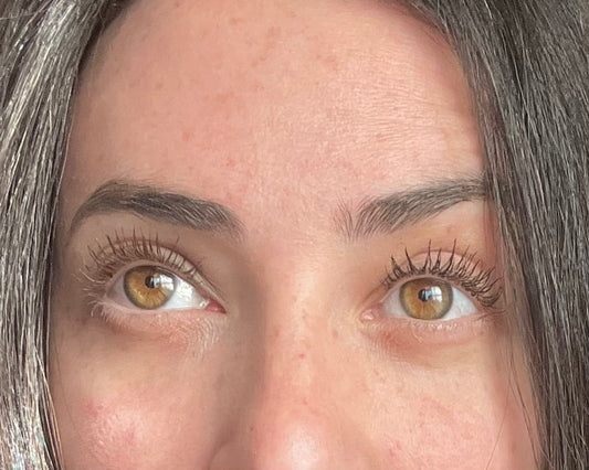 Comparaison du mascara Noir Intense et du mascara Marron Mocha Wia sur des cils naturels : rendu, contraste et effet du regard pour choisir la meilleure teinte de mascara en été.