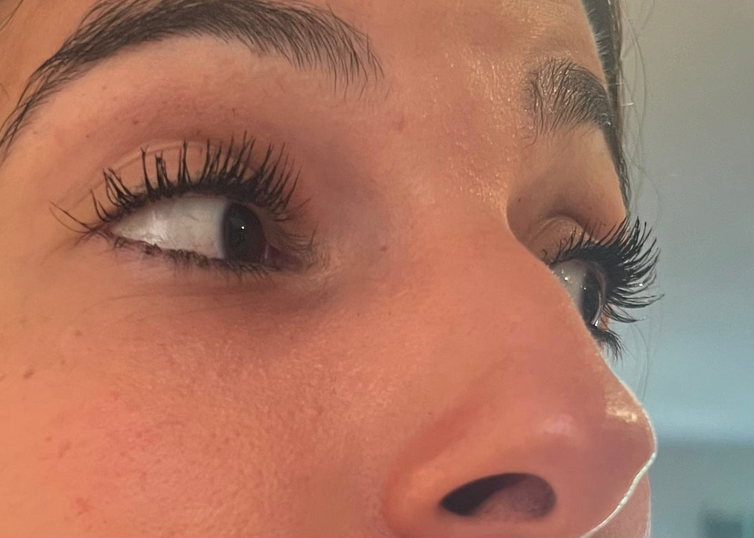Gros plan sur des cils maquillés avec le mascara Wia longue tenue, résistant à la chaleur et à la transpiration pour limiter les coulures en été.